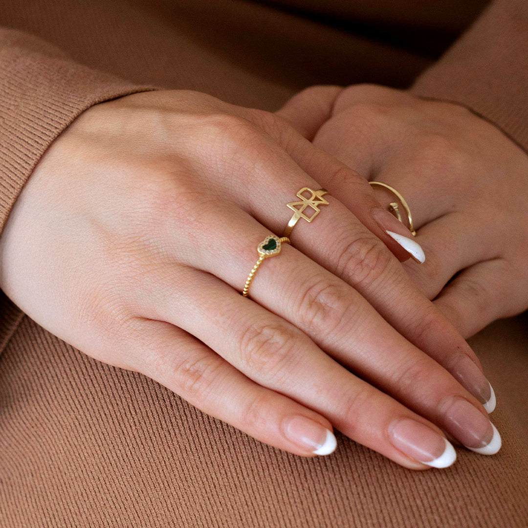 Bague en forme de cœur avec petite pierre précieuse