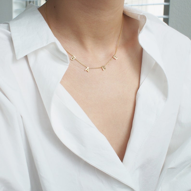 Collier avec prénom et lettres espacées