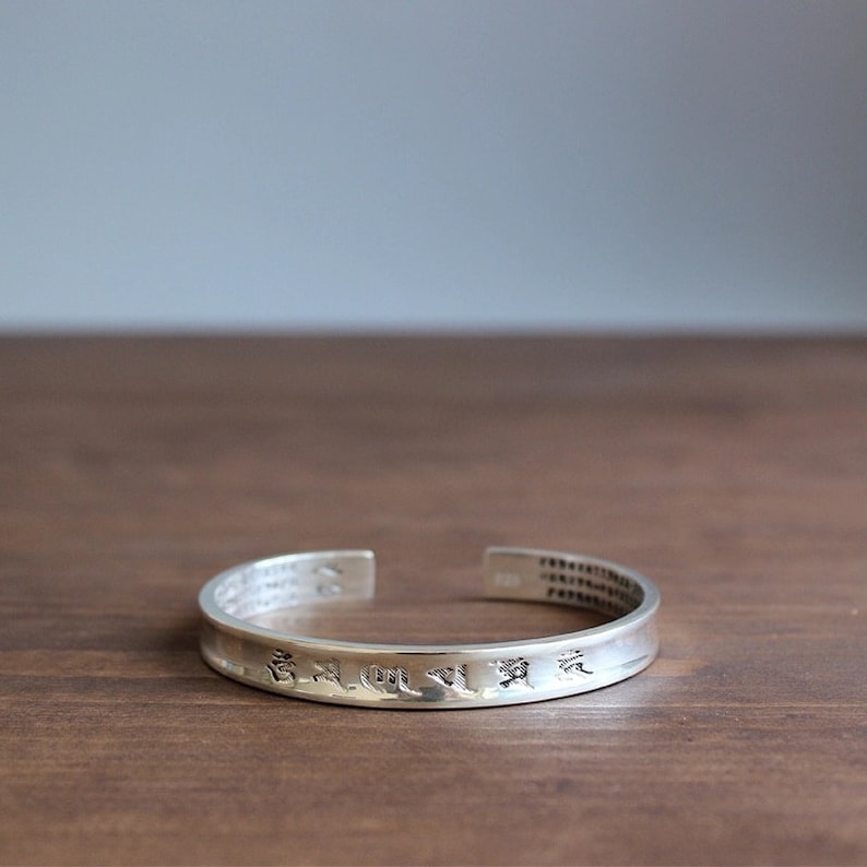 Das Herz-Sutra-Armband, tibetisches Silber, Armreif, Meditation, buddhistisches Armband