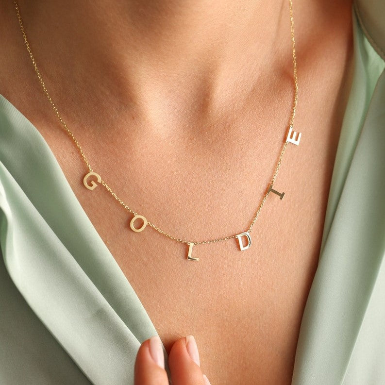 Collier avec prénom et lettres espacées