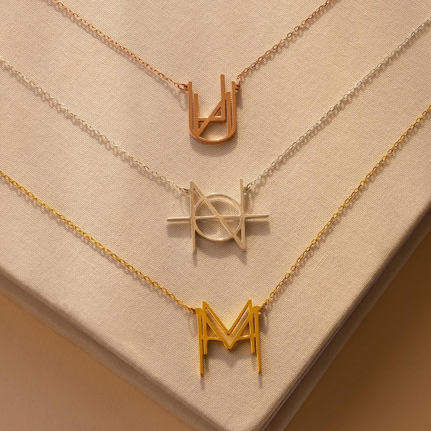 Collier monogramme avec nom moderne