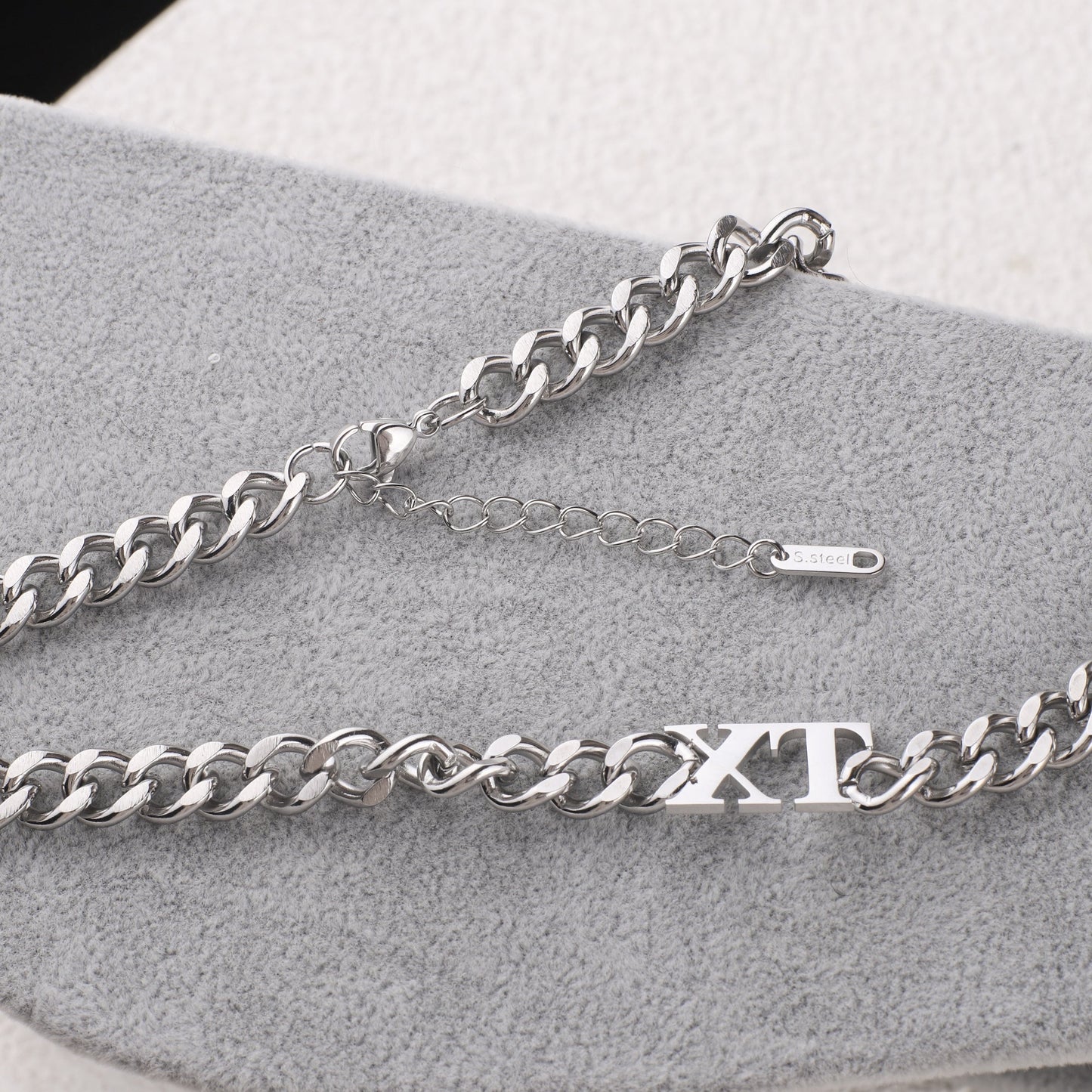 Collier ras du cou initial