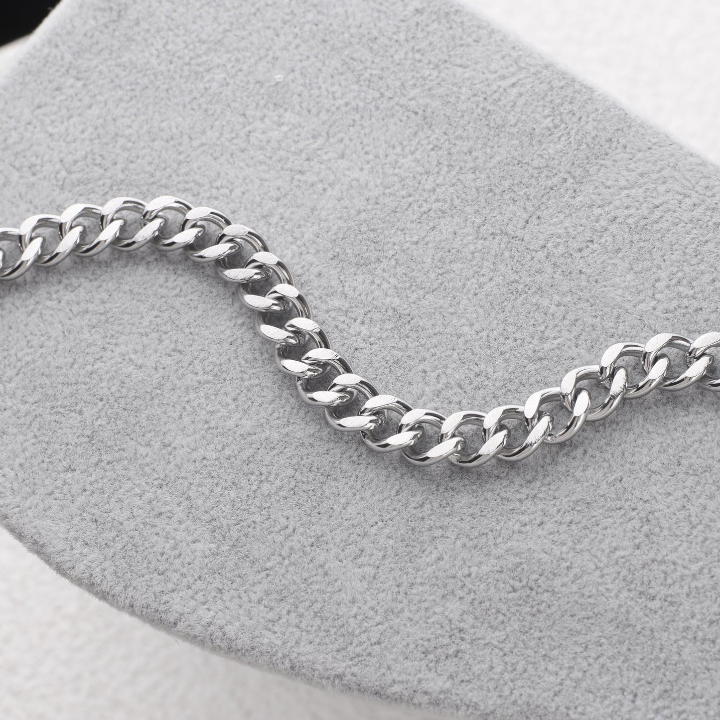 Collier ras du cou initial