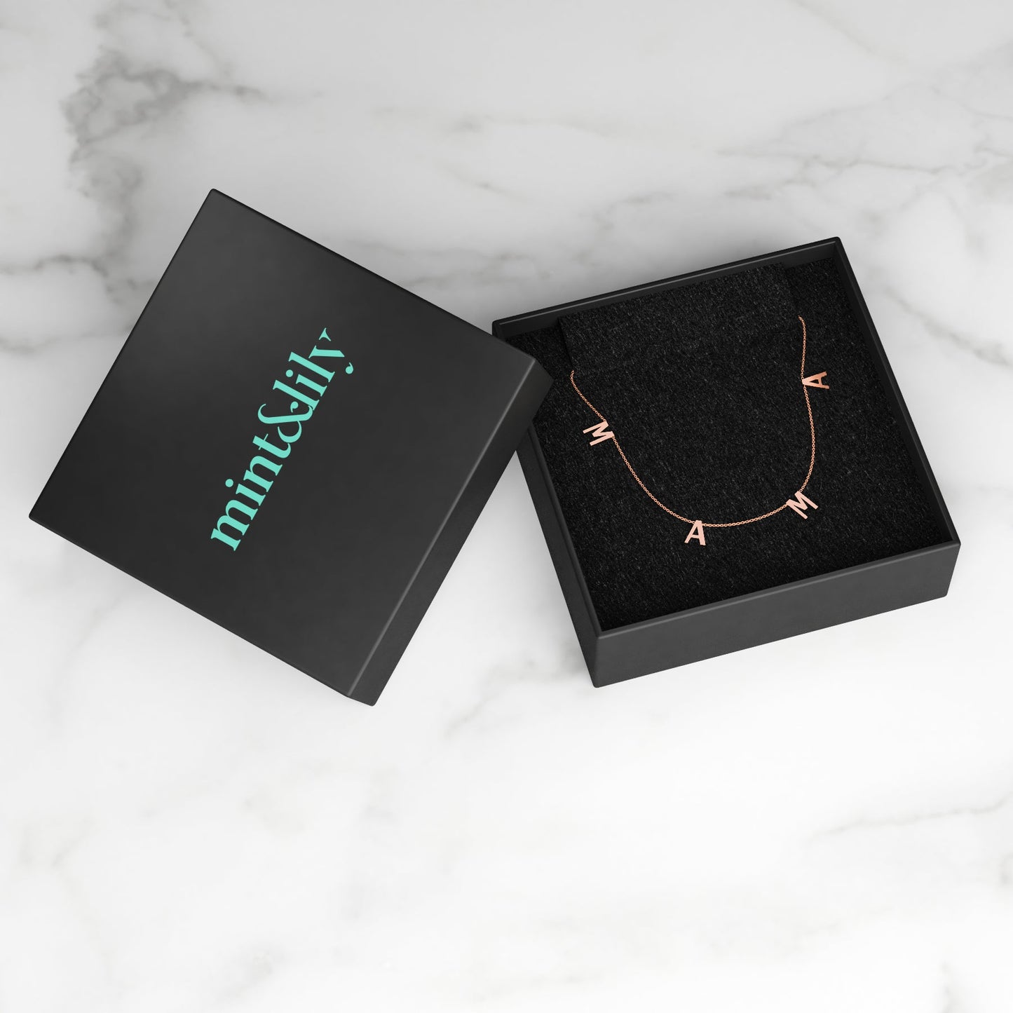 Le collier lettre MAMA