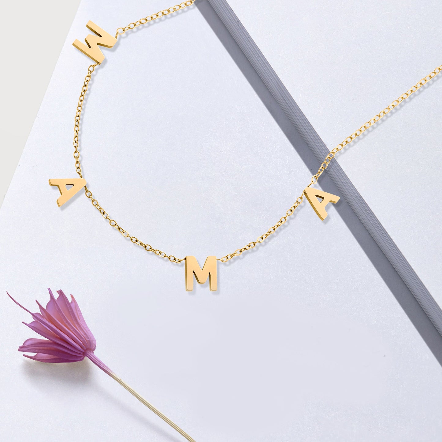 Le collier lettre MAMA