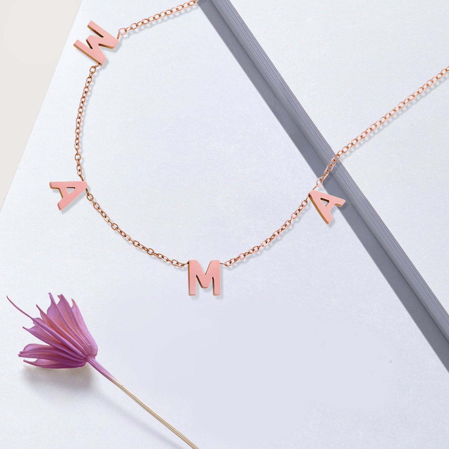 Le collier lettre MAMA
