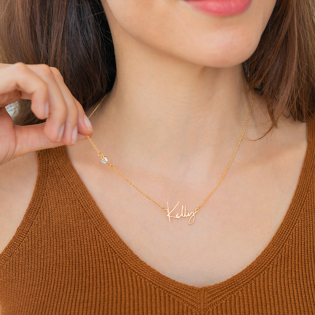 Collier avec nom moderne et accents de diamants en forme de cœur