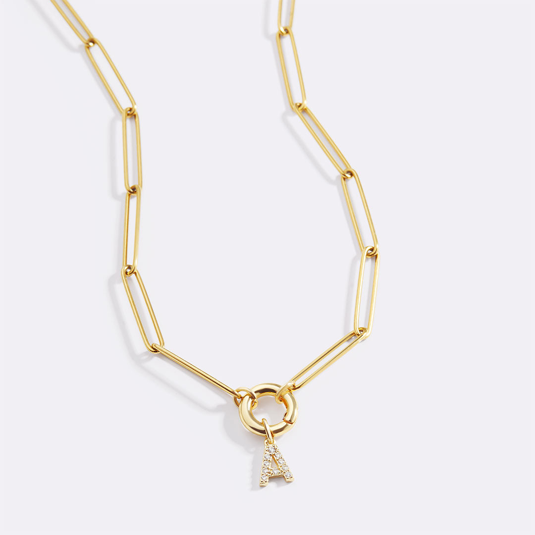 Collier avec breloque initiale pavée et fermoir à breloque