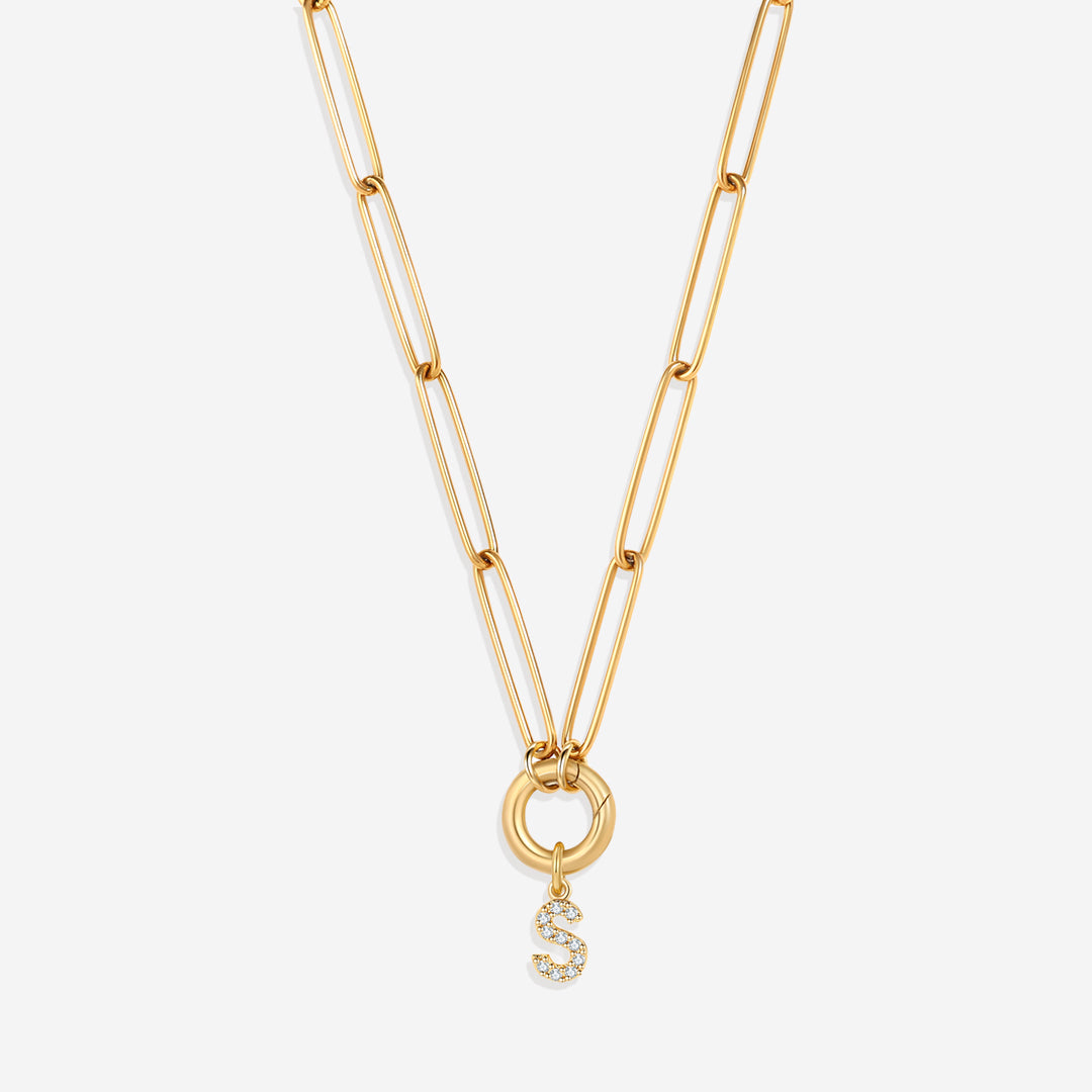 Collier avec breloque initiale pavée et fermoir à breloque