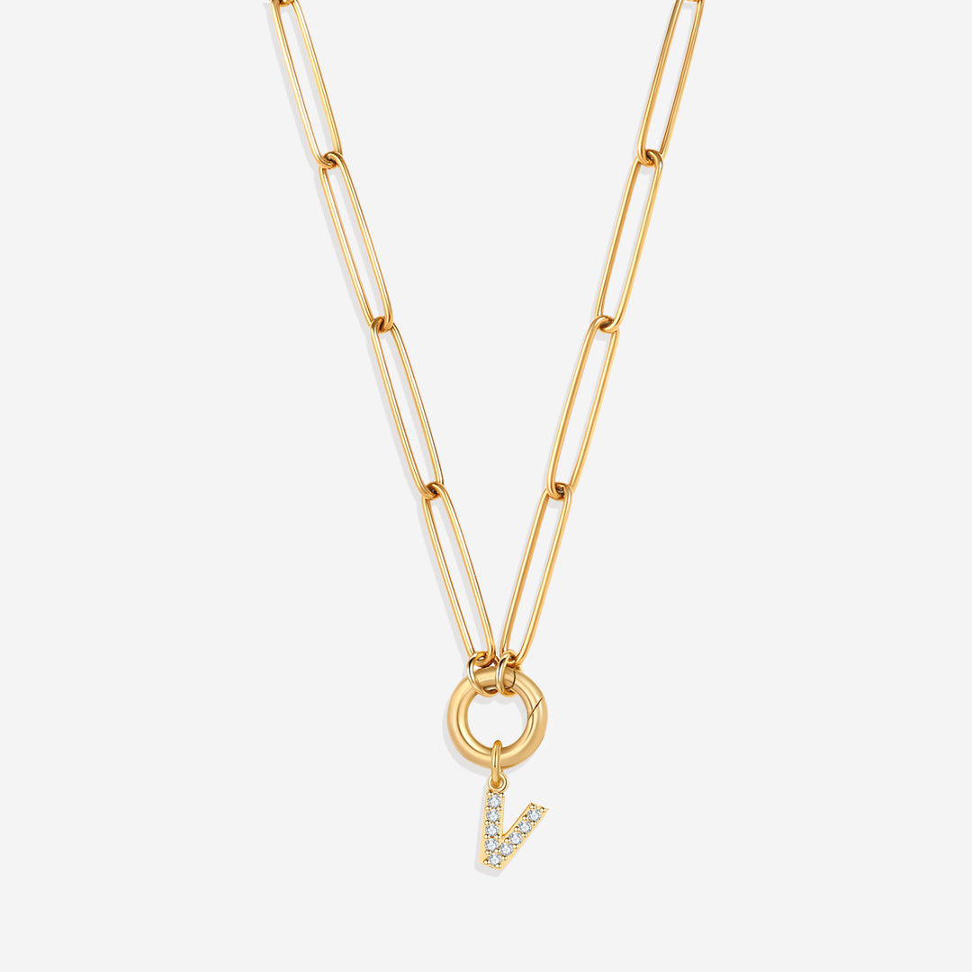 Collier avec breloque initiale pavée et fermoir à breloque