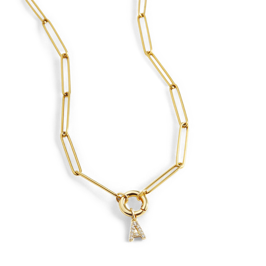 Collier avec breloque initiale pavée et fermoir à breloque