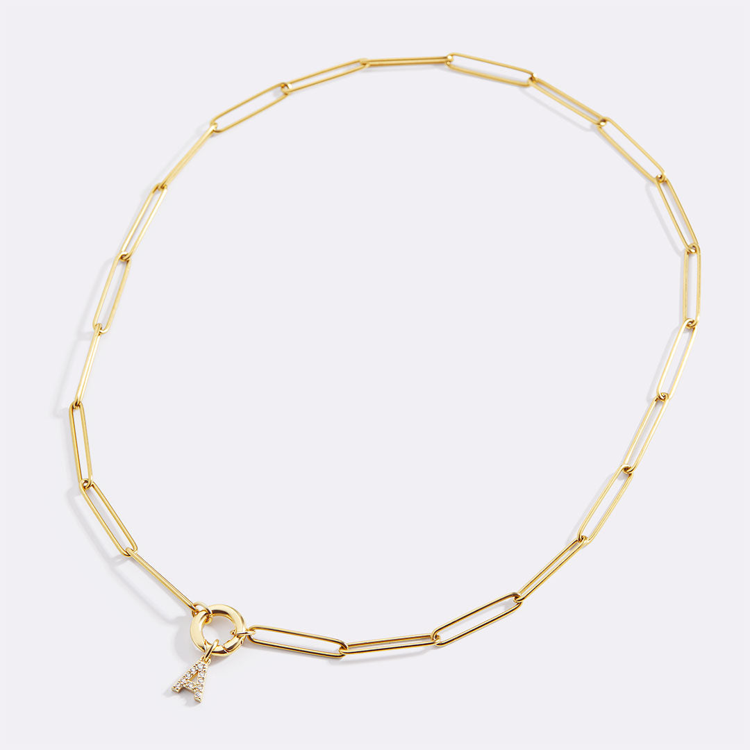 Collier avec breloque initiale pavée et fermoir à breloque