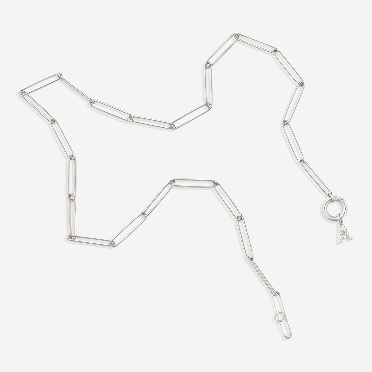 Collier avec breloque initiale pavée et fermoir à breloque