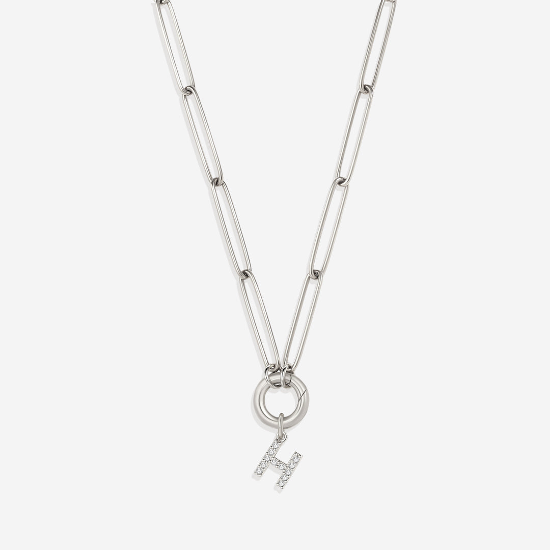 Collier avec breloque initiale pavée et fermoir à breloque