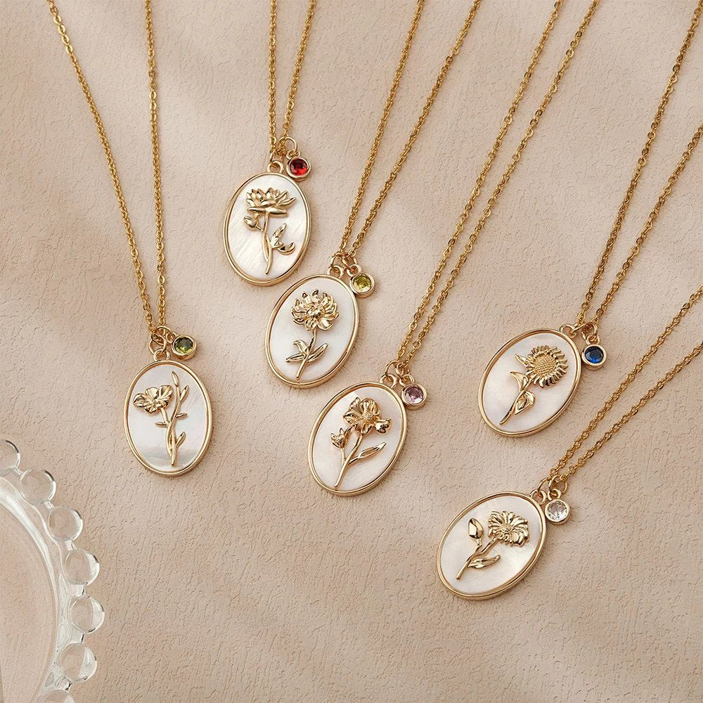 Collier avec pendentif en forme de fleur de naissance et perles