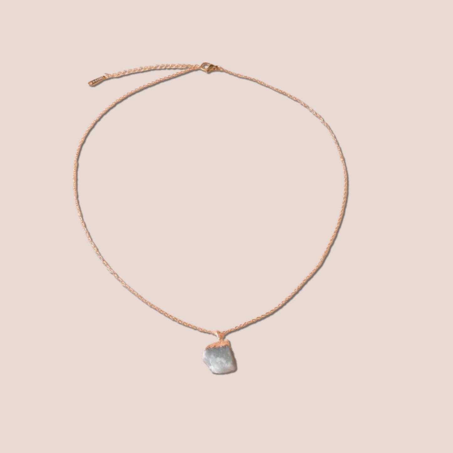 Collier porte-bonheur en pierres précieuses taillées brutes