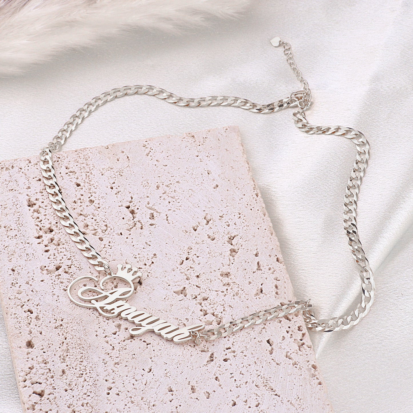 Le collier du nom de la reine