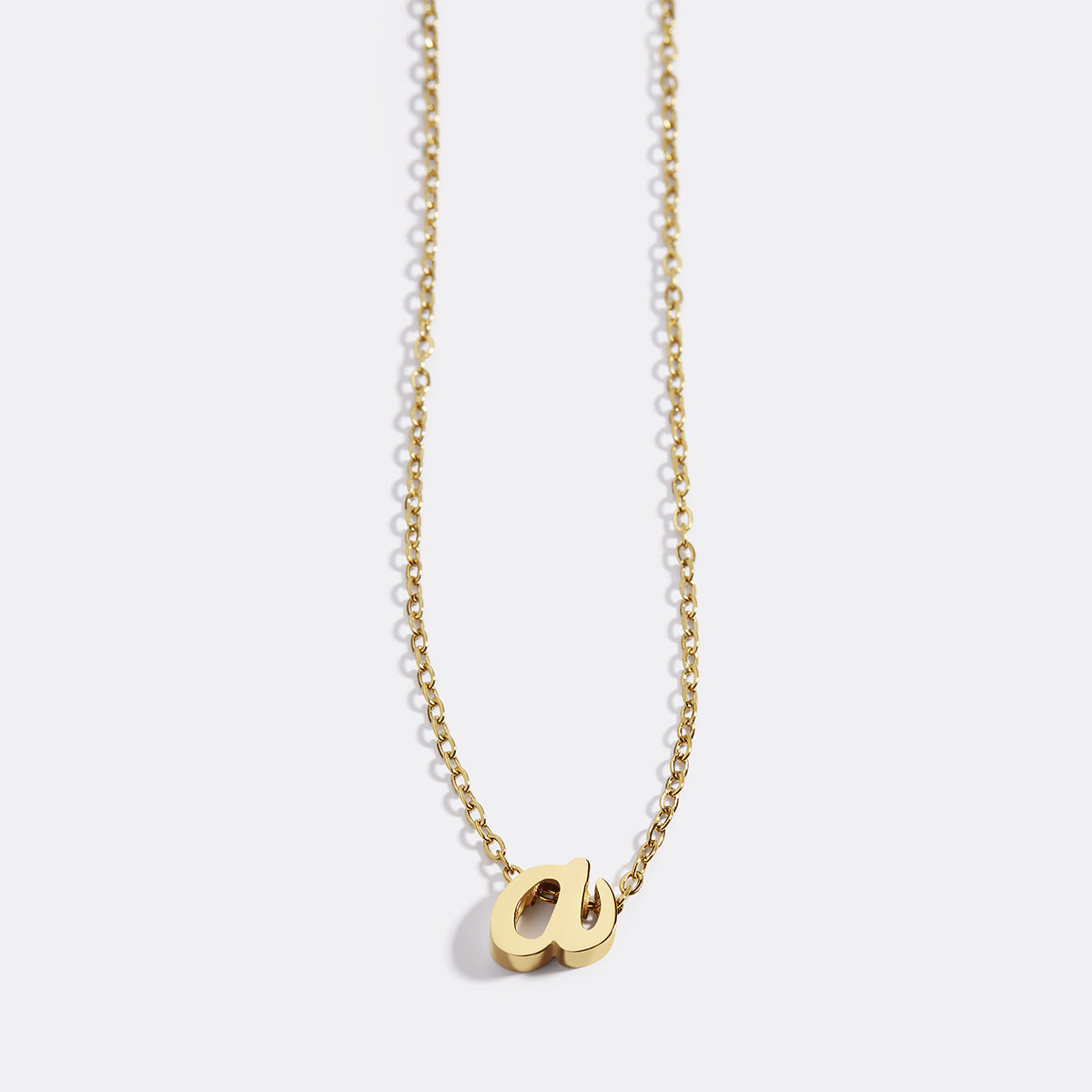 Halskette mit winziger Initialenschrift