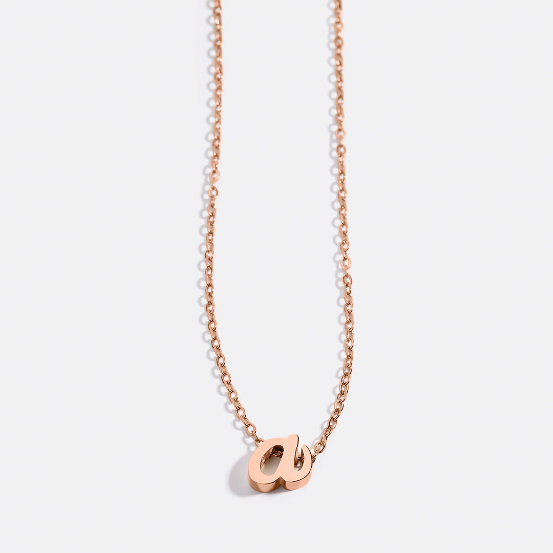Halskette mit winziger Initialenschrift