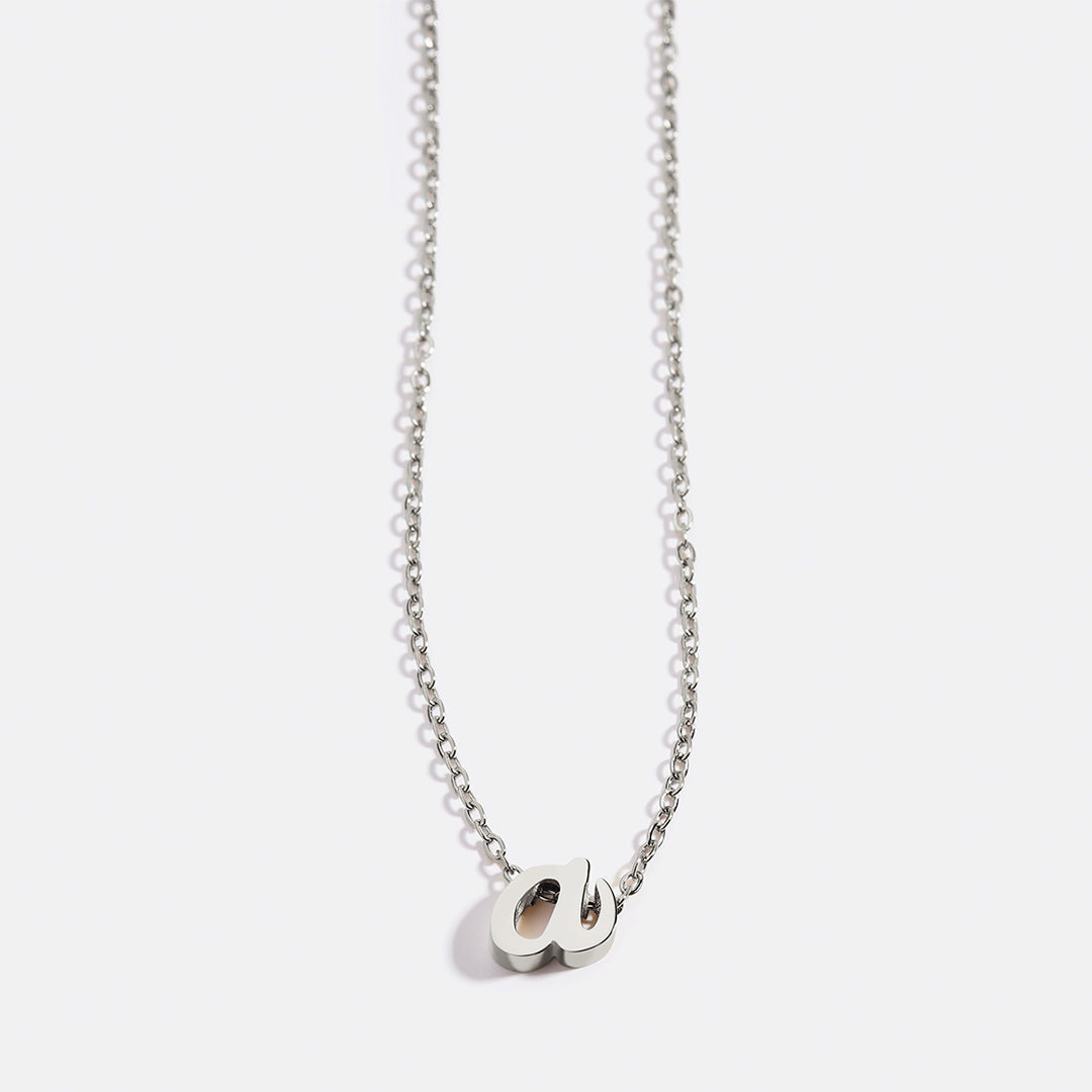 Halskette mit winziger Initialenschrift