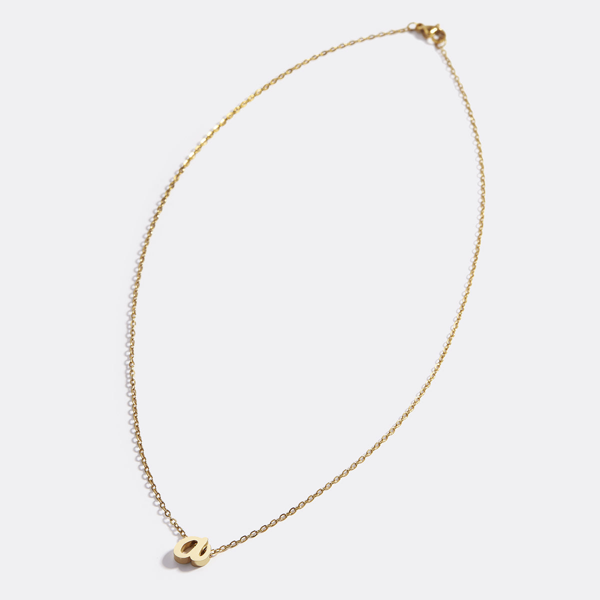 Halskette mit winziger Initialenschrift