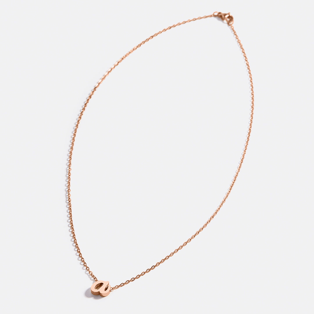 Halskette mit winziger Initialenschrift