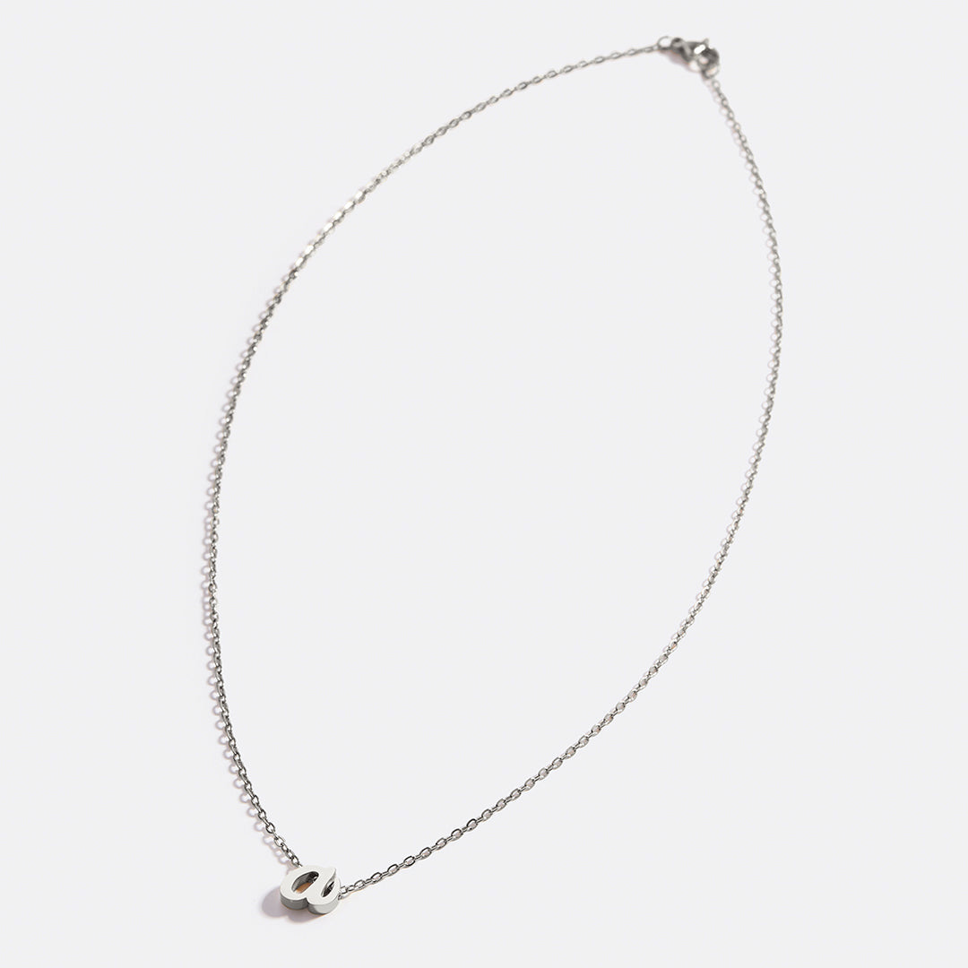 Halskette mit winziger Initialenschrift