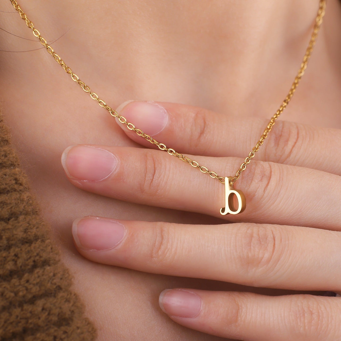 Halskette mit winziger Initialenschrift