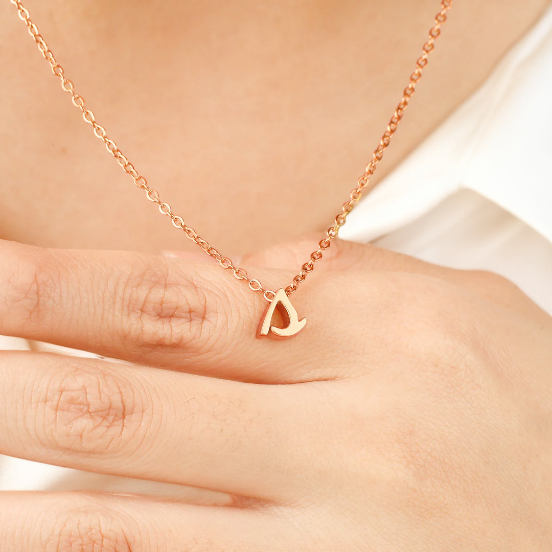 Halskette mit winziger Initialenschrift