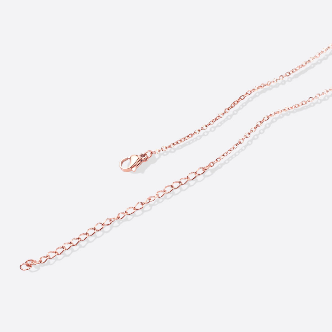 Halskette mit winziger Initialenschrift