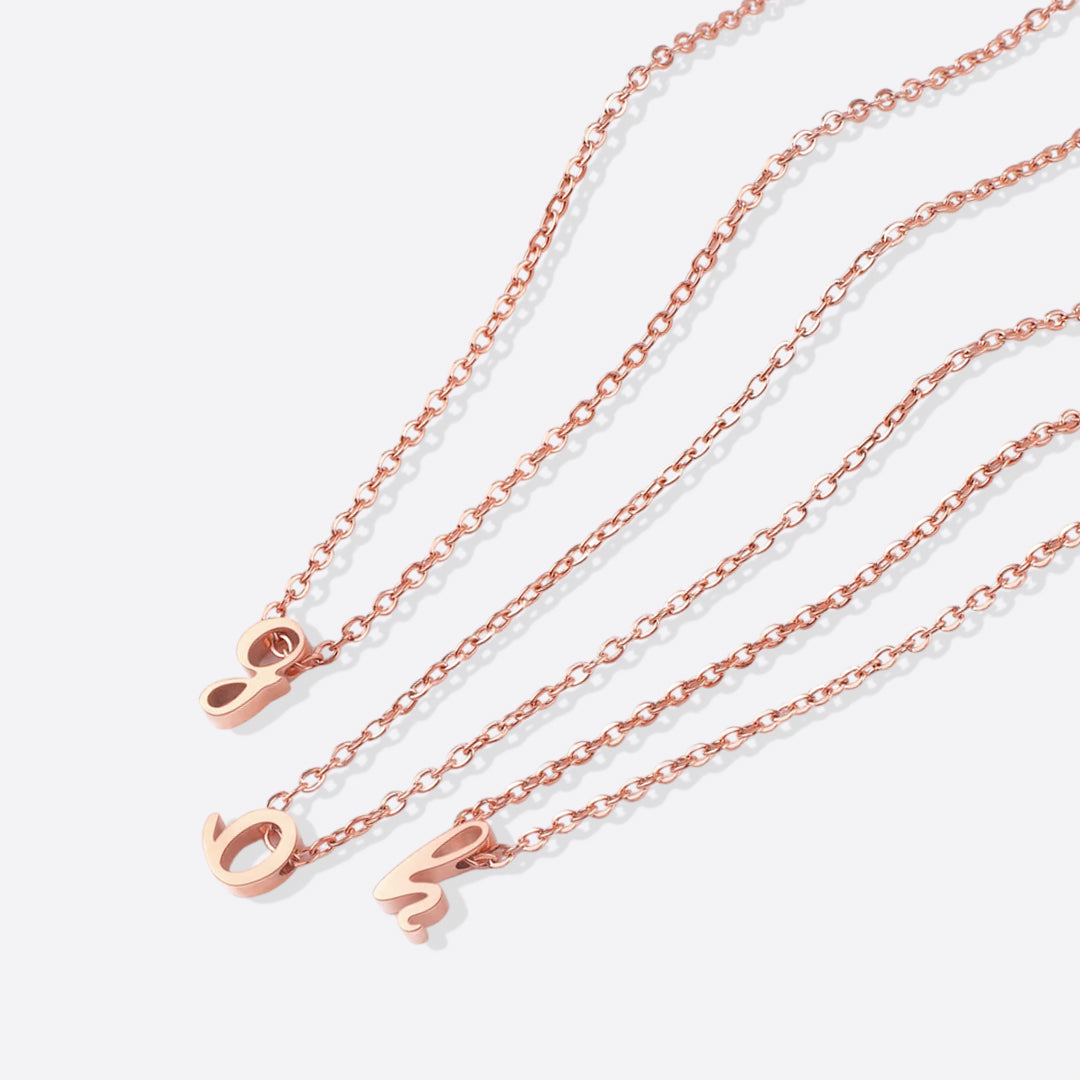 Halskette mit winziger Initialenschrift