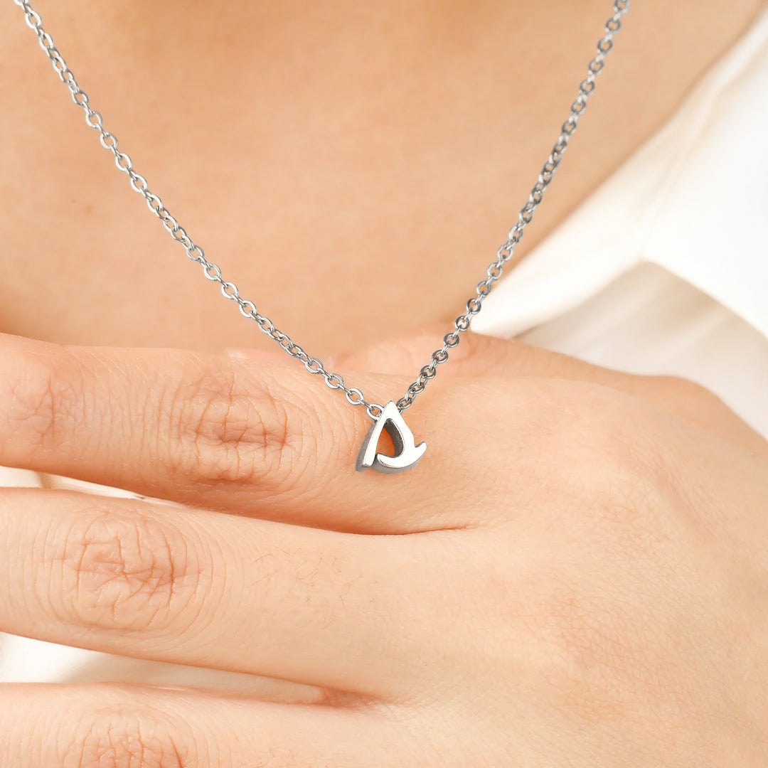 Halskette mit winziger Initialenschrift