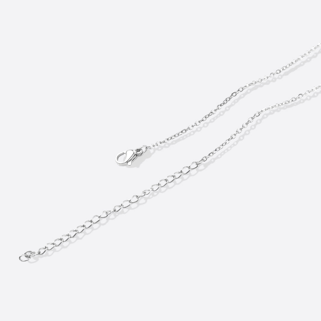 Halskette mit winziger Initialenschrift