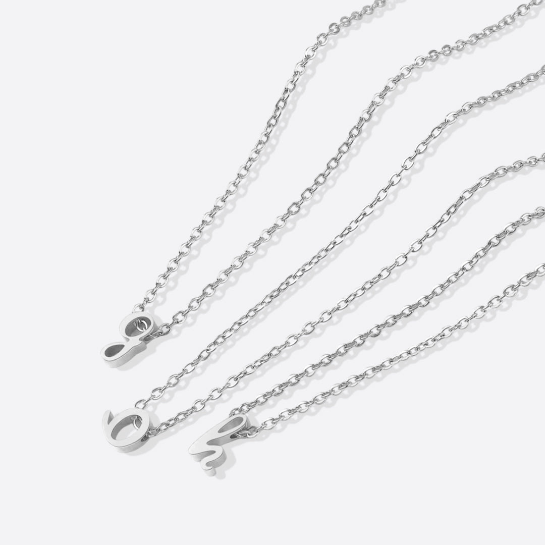 Halskette mit winziger Initialenschrift