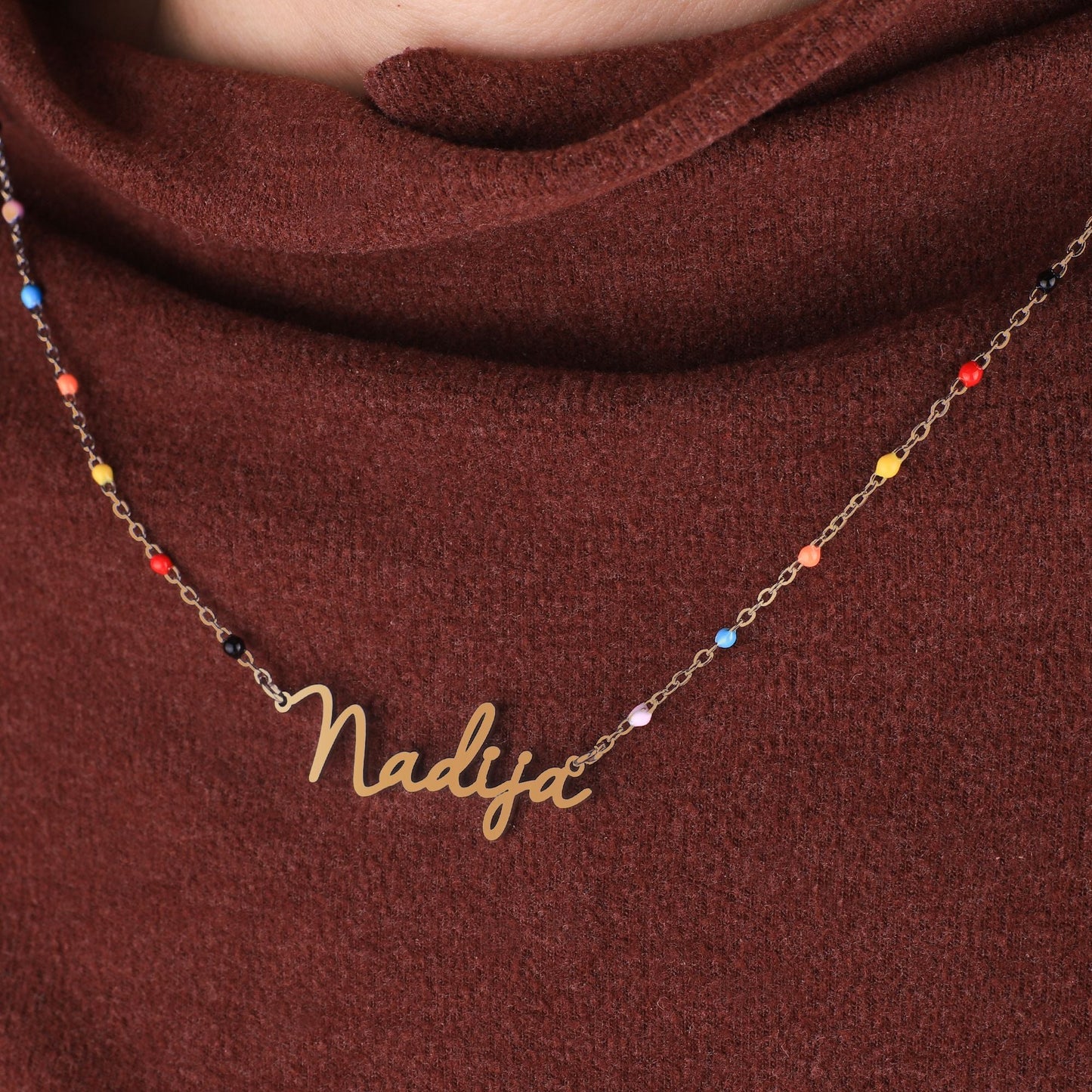 Collier de perles colorées avec nom de fée