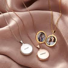 Cherishing Memories: The Allure of Locket Necklaces in Personalization Trends