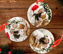 Elegance Framed: Metal Photo Ornaments in Fashion Settings