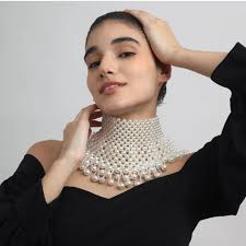 Embracing Elegance: The Creative Experience of Pearl Choker Necklaces