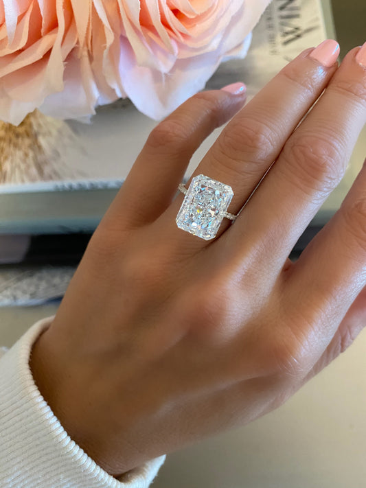 A Symbol of Infinite Love: The 8 Carat Diamond Ring in Couple Experiences