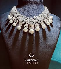 Luminescent Bonds: The Story of Pearls, Diamonds, and Love