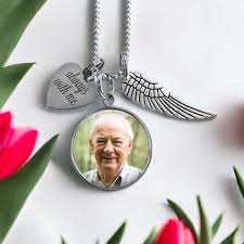 Memorial Photo Ornaments: A Touching Tribute in Custom Jewelry