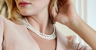 The Elegance of Freshwater Pearl Necklaces in Fashion Design