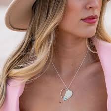 The Emotional Connection of Personalized Necklaces: Stories That Sparkle