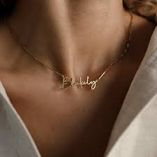 The Emotional Resonance of Customized Necklaces with Names