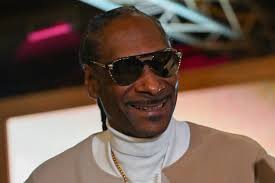 The Timeless Appeal of Snoop Dogg's Necklace: A GOAT Symbol in Fashion