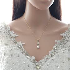 The Timeless Elegance of Pearl Necklaces with Pendants on Your Wedding Day