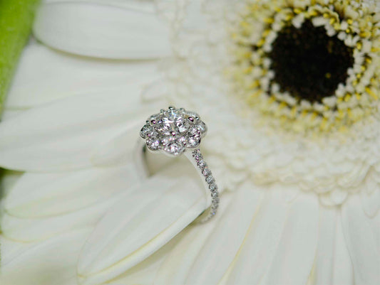 Personalized Elegance: The Role of White Gold Men's Rings in Modern Jewelry