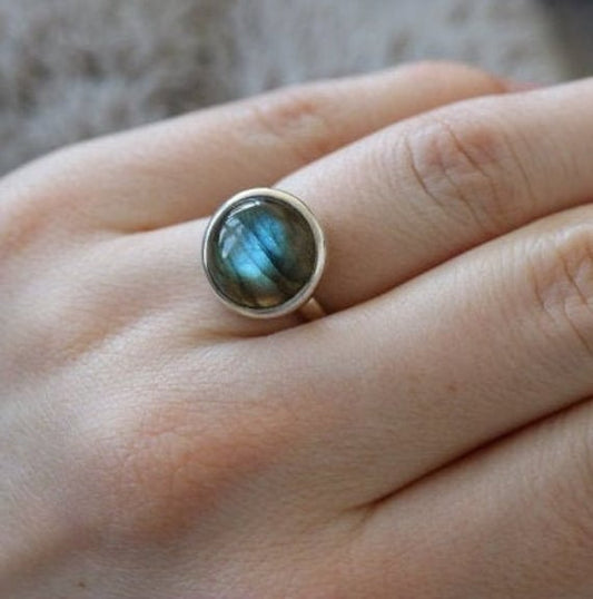 The Perfect Travel Companion: Labradorite Rings for the Wanderlust Soul