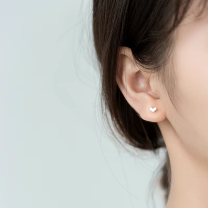 Clous d'oreilles délicats en forme de cœur S925