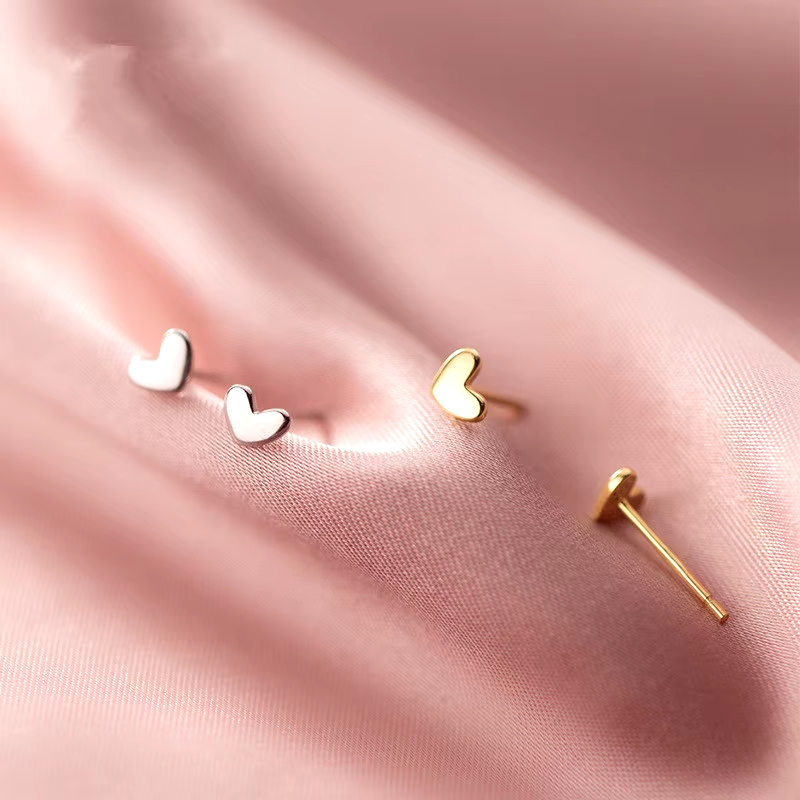 Clous d'oreilles délicats en forme de cœur S925